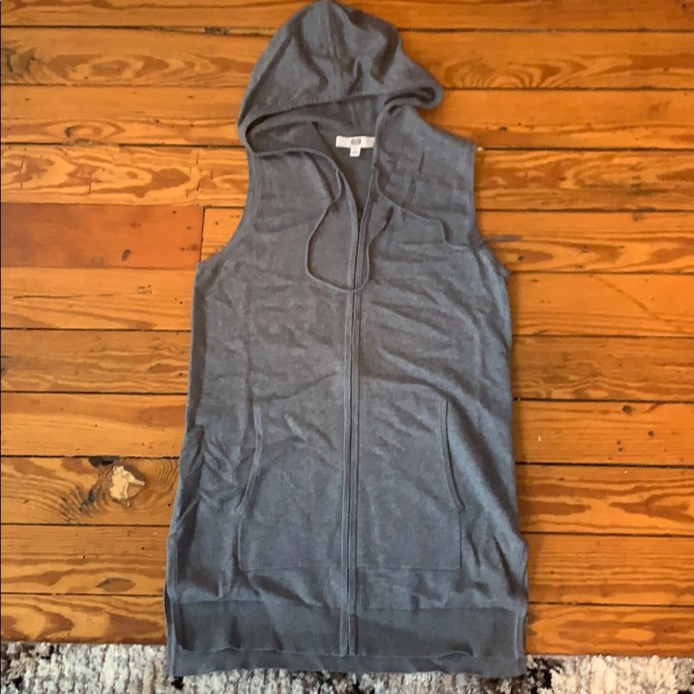 ETCETERA sleeveless zip front gray sweat shirt top with hood and pockets EUC